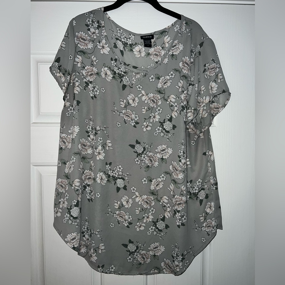 Floral Blouse, Key hole cut out in front. Torrid, Size 1.